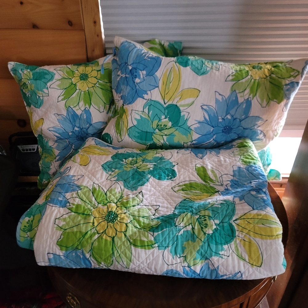 Quilted blanket and 2 shams